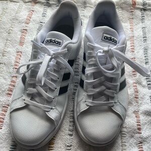 Women’s Adidas white and black shoes SIZE: 7